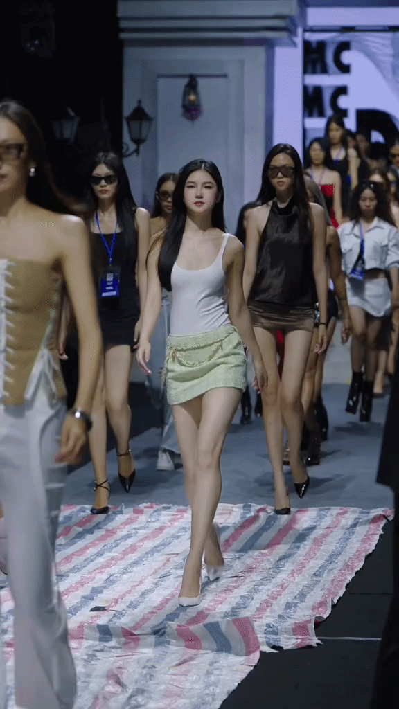 Clip show trọn dáng của Nàng Mơ khiến dân tình không thể chê nổi Clip show trọn dáng của Nàng Mơ khiến dân tình không thể chê nổi