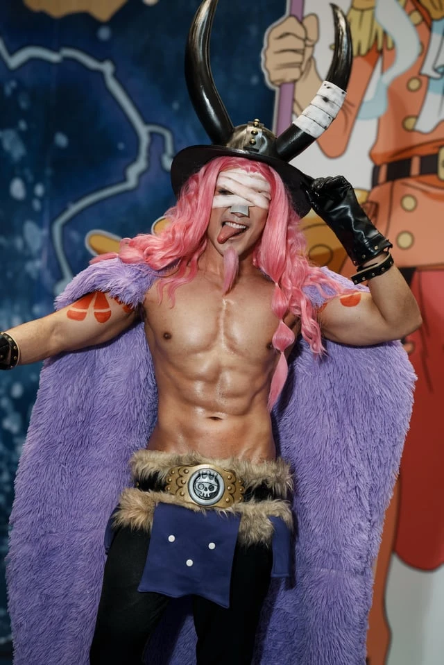 Cosplay Hoàng tử Loki đỉnh nhất One Piece: Từ visual, cơ bắp đến nụ cười "bất trị" đều xuất sắc