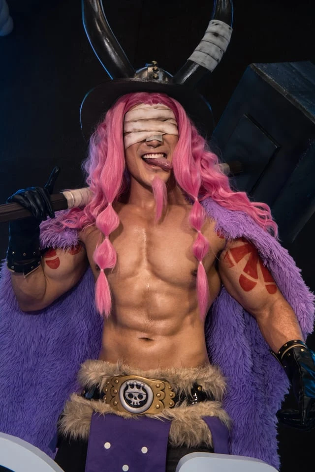 Cosplay Hoàng tử Loki đỉnh nhất One Piece: Từ visual, cơ bắp đến nụ cười "bất trị" đều xuất sắc