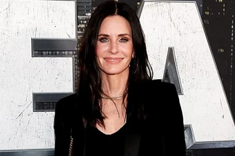 Courteney Cox Muốn Đạo Diễn Scream 8 Vì Không Ai Khác Hiểu Câu Chuyện Này Hơn