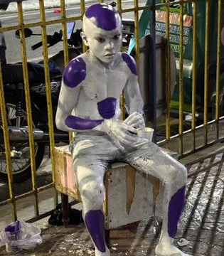 Cười ra nước mắt với màn cosplay Frieza bằng... sơn tường gây bão MXH