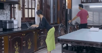 Dáng đứng Bóng Ma Hạnh Phúc là gì mà cả MXH bắt trend?
