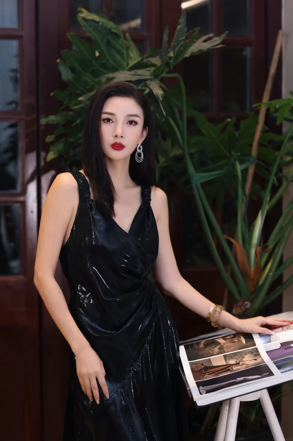 Danh tính “tiểu thư Thượng Hải” lái mui trần cổ điển dạo phố, bị cảnh sát kiểm tra gây xôn xao