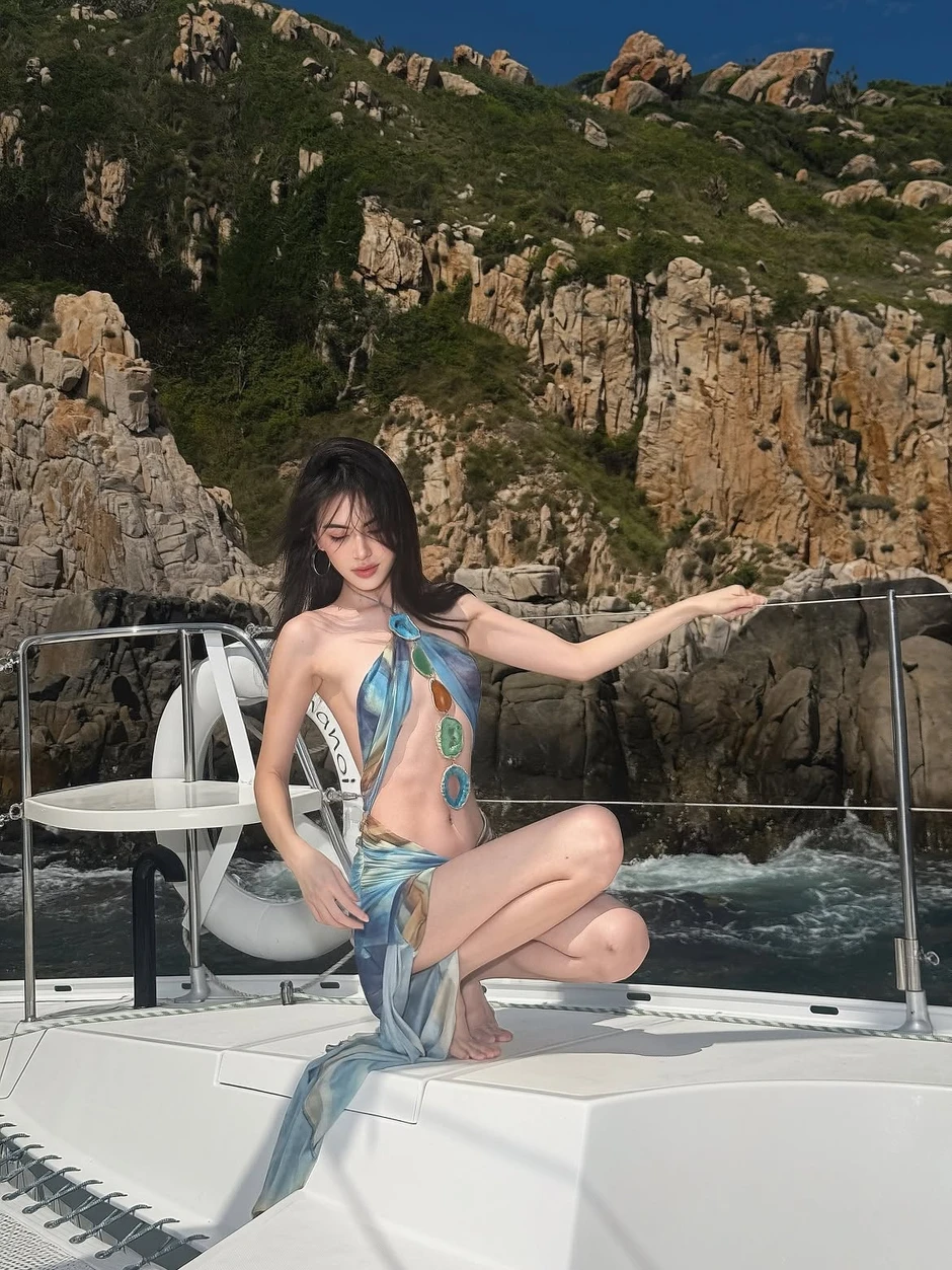 Đến chồng tài tử cũng không chịu nổi sắc vóc của "ma nữ" Mai Davika tại resort đắt nhất Việt Nam Đến chồng tài tử cũng không chịu nổi sắc vóc của "ma nữ" Mai Davika tại resort đắt nhất Việt Nam