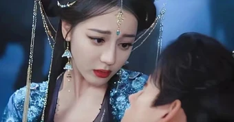Địch Lệ Nhiệt Ba - Trần Phi Vũ nhìn giống dì cháu