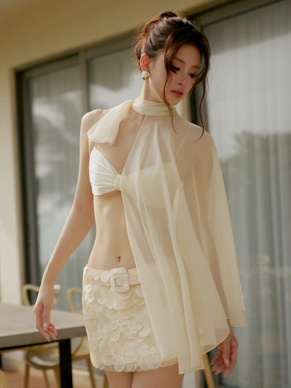 Diện áo hai dây tôn dáng tại Hội An, Hoa hậu Tiểu Vy nhận cơn mưa lời khen vì body quá mướt