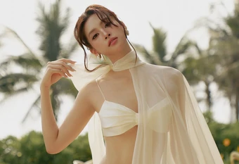 Diện áo hai dây tôn dáng tại Hội An, Hoa hậu Tiểu Vy nhận cơn mưa lời khen vì body quá mướt