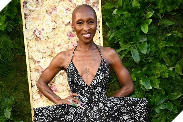 Diễn Viên Cynthia Erivo Lên Tiếng Về Loạt Meme Gọi Cô Là “Vệ Sĩ” Của Ariana Grande