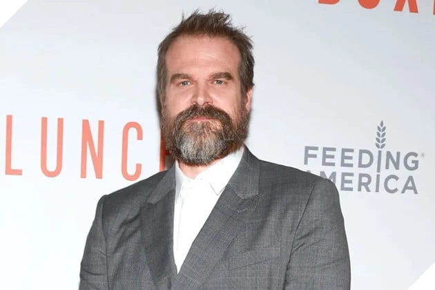 Diễn Viên David Harbour Bật Mí Kỷ Niệm “Khó Đỡ” Với Dàn Diễn Viên Nhí Stranger Things