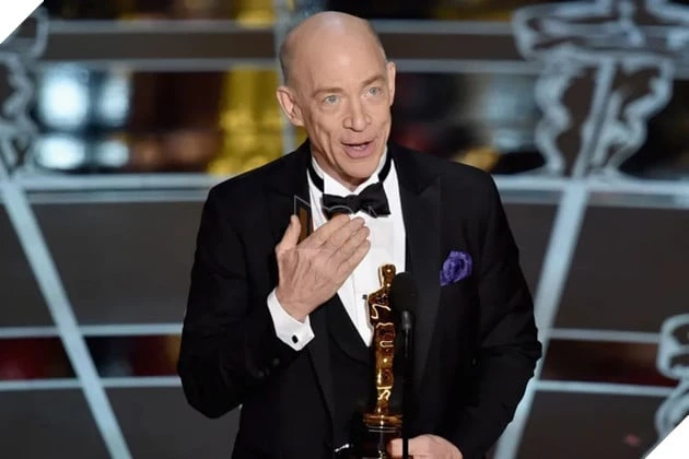 Diễn Viên J.K. Simmons Gây Sốt Với Phản Ứng Khi Bất Ngờ Gặp Spider-Man Tại Sân Bóng Chày