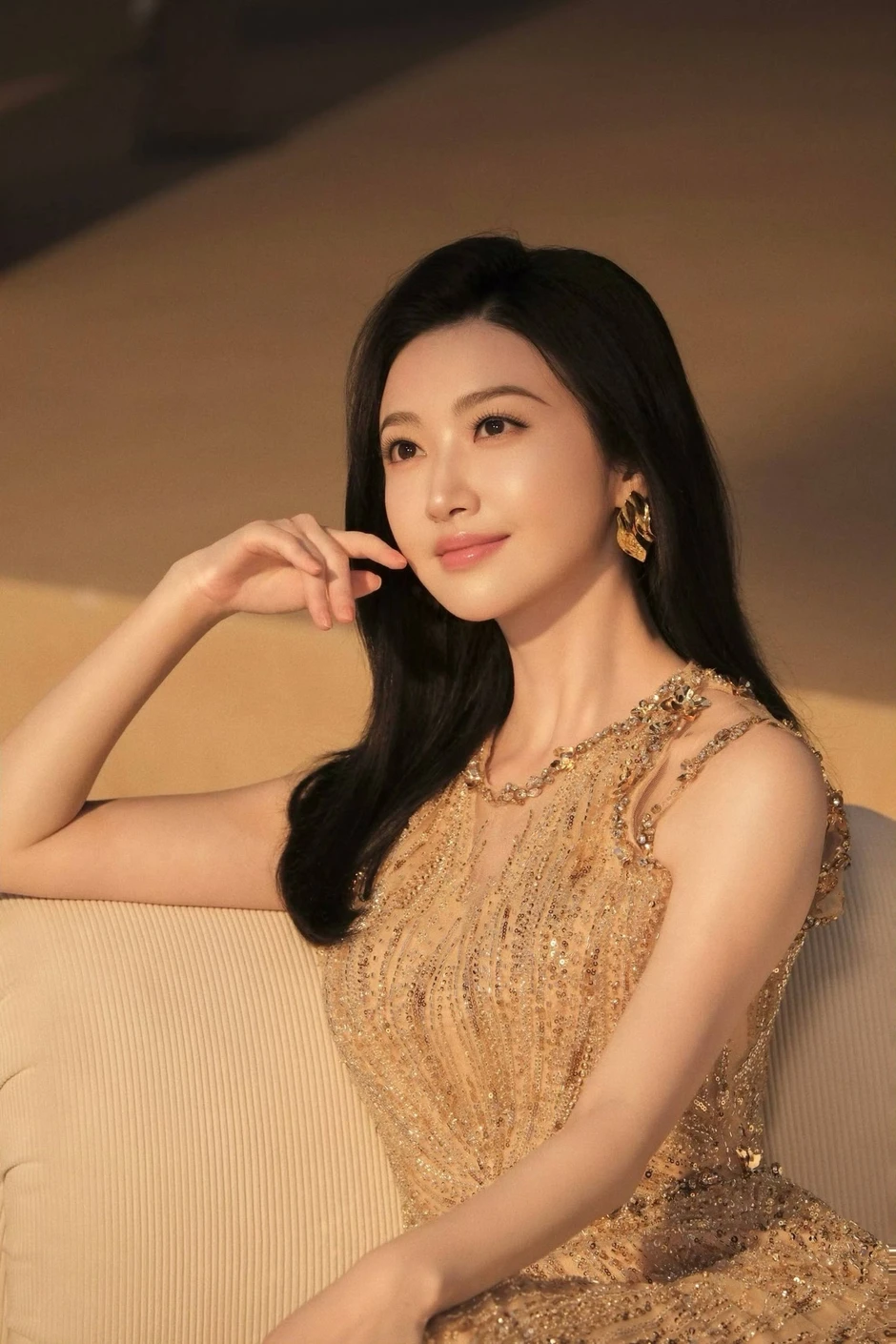 Đóa hoa phú quý ở nhân gian là chiếc áo may đo cho Cảnh Điềm Đóa hoa phú quý ở nhân gian là chiếc áo may đo cho Cảnh Điềm