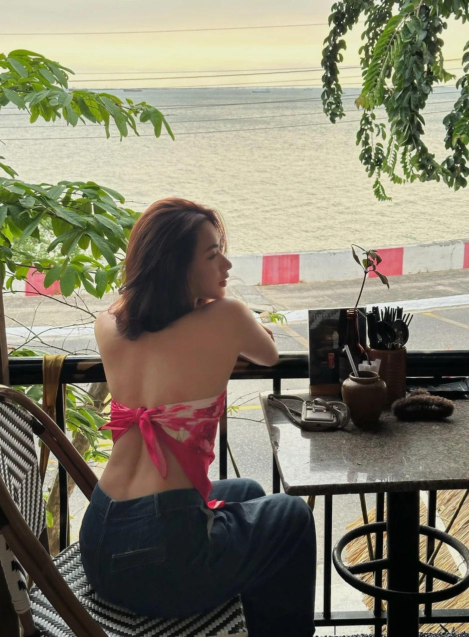 Gái đẹp Việt Nam đổ xô khoe bóng lưng Gái đẹp Việt Nam đổ xô khoe bóng lưng