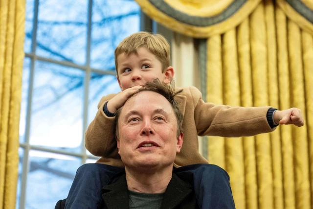 Grimes, người phụ nữ kỳ lạ sinh con cho tỷ phú Elon Musk: Tự phẫu thuật nhãn cầu, đóng thuyền chở gà và làm nhạc về ngày tận thế