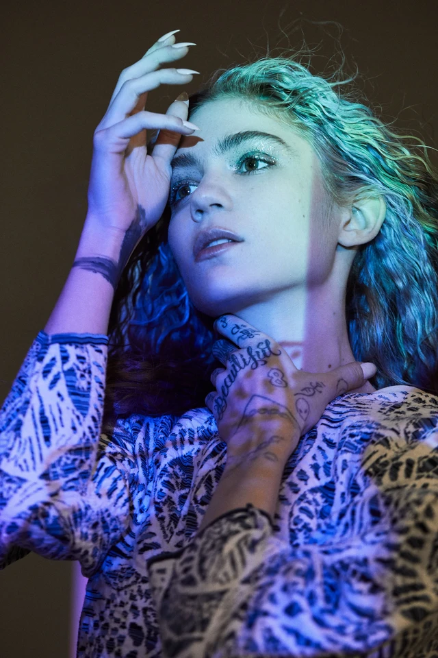 Grimes, người phụ nữ kỳ lạ sinh con cho tỷ phú Elon Musk: Tự phẫu thuật nhãn cầu, đóng thuyền chở gà và làm nhạc về ngày tận thế