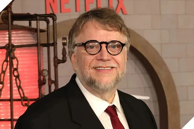 Guillermo Del Toro Kể Lại Lần Nhìn Thấy UFO Năm 14 Tuổi: “Cảm Giác Như Dùng Nấm Ảo Giác”