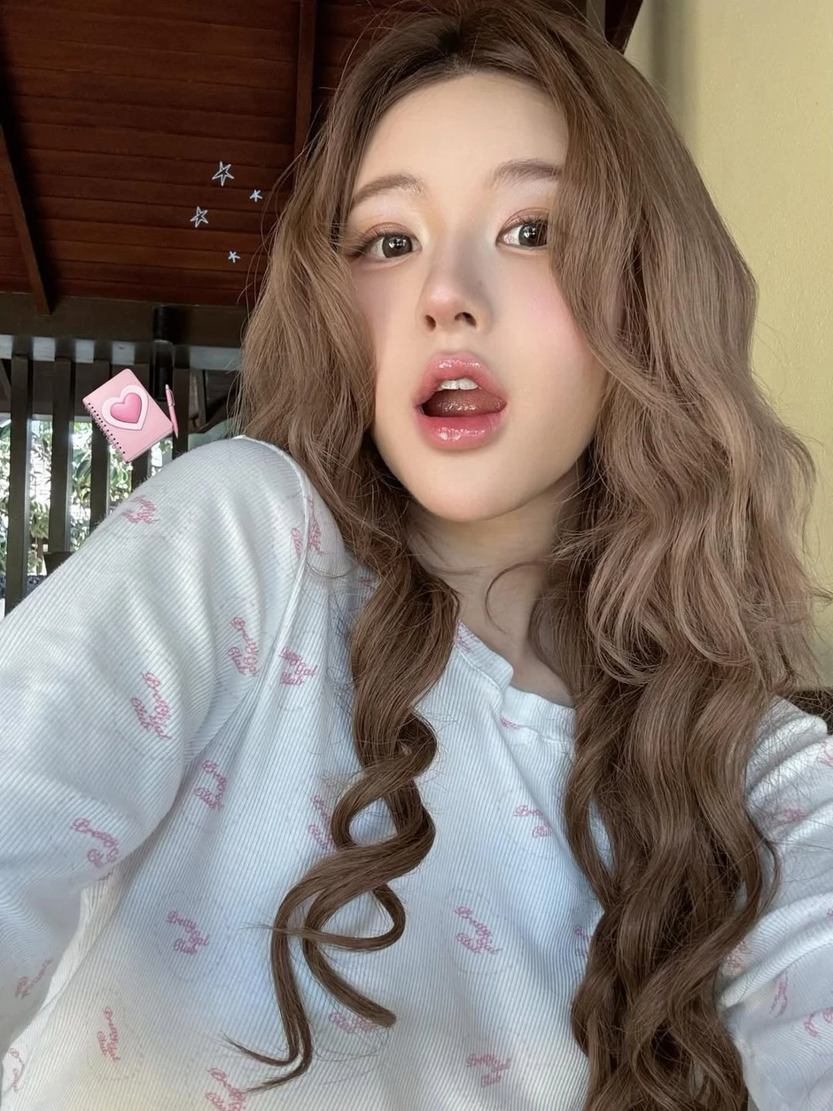 Gương mặt gây lú của Triệu Lộ Tư Gương mặt gây lú của Triệu Lộ Tư