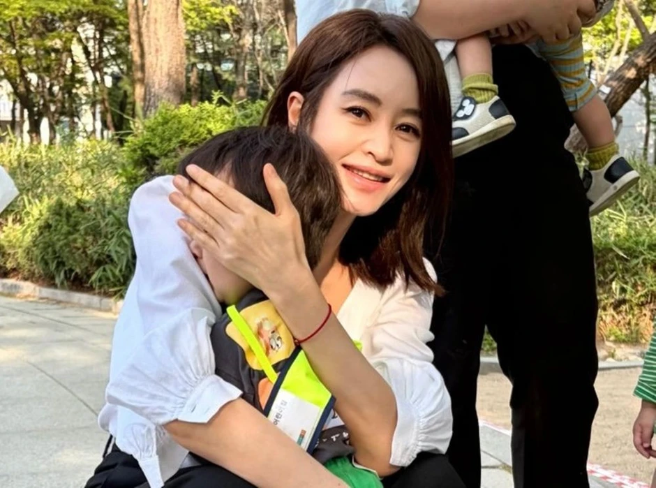 Gương mặt méo mó gây sốc của Kim Hye Soo Gương mặt méo mó gây sốc của Kim Hye Soo