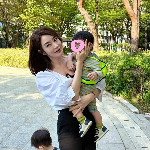 Gương mặt méo mó gây sốc của Kim Hye Soo Gương mặt méo mó gây sốc của Kim Hye Soo