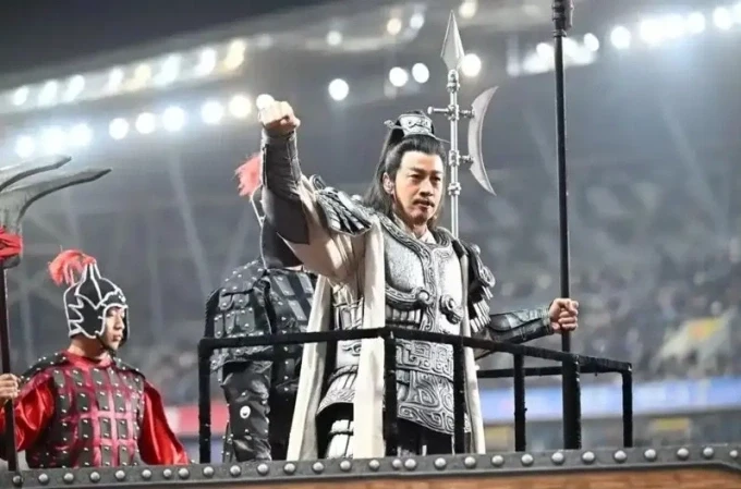 Hà Nhuận Đông hóa thân Tây Sở Bá Vương Hạng Vũ trên sân bóng, khí chất "vô đối" sau 14 năm Hà Nhuận Đông hóa thân Tây Sở Bá Vương Hạng Vũ trên sân bóng, khí chất "vô đối" sau 14 năm