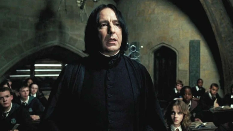 Harry Potter: Giải mã bí ẩn về biệt danh "Hoàng tử Lai" và quá khứ đau thương của Severus Snape Harry Potter: Giải mã bí ẩn về biệt danh "Hoàng tử Lai" và quá khứ đau thương của Severus Snape