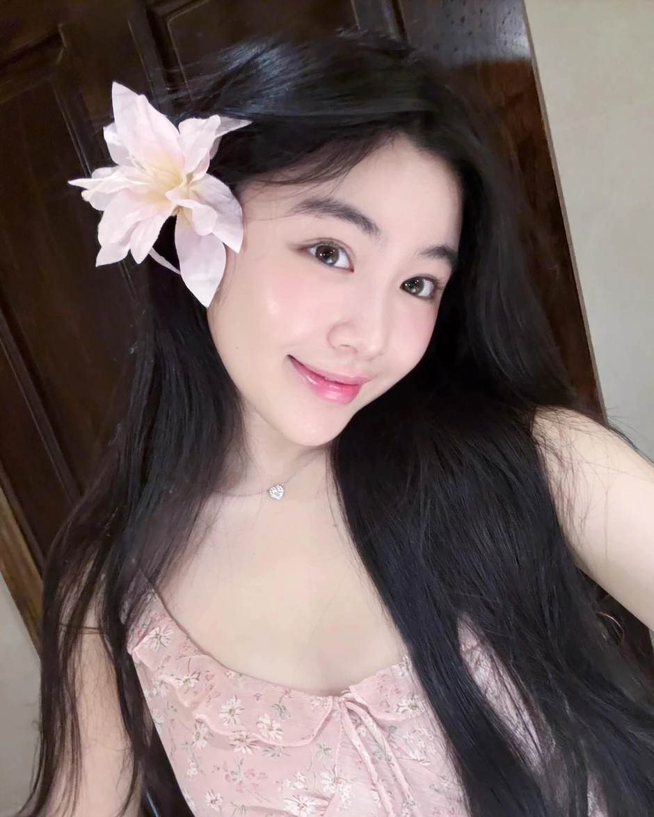 Hình ảnh mới nhất của Lọ Lem khiến dân tình hoài nghi một điểm