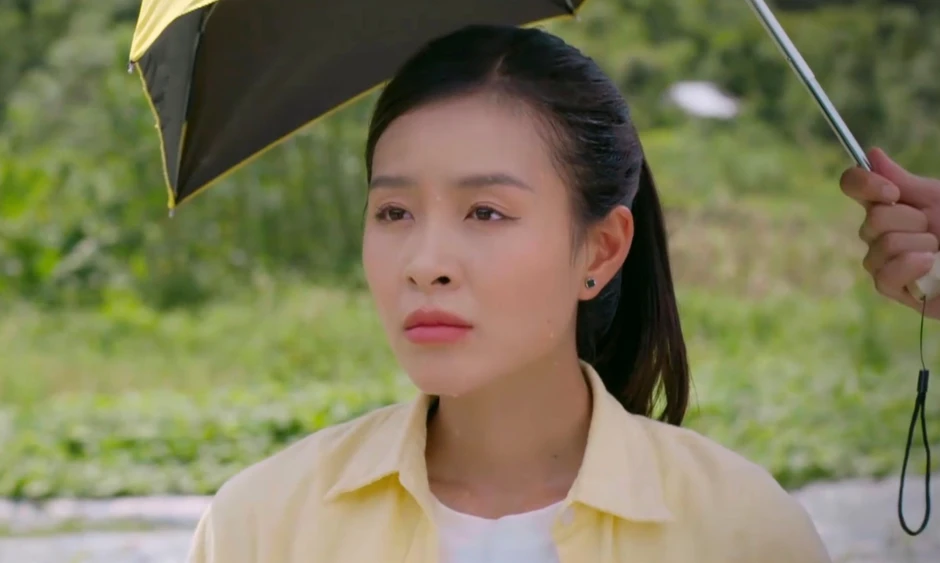 Hoa hậu trong Lời Hứa Đầu Tiên say xỉn làm loạn ngoài phố