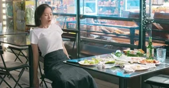 Hoa hậu trong Lời Hứa Đầu Tiên say xỉn làm loạn ngoài phố