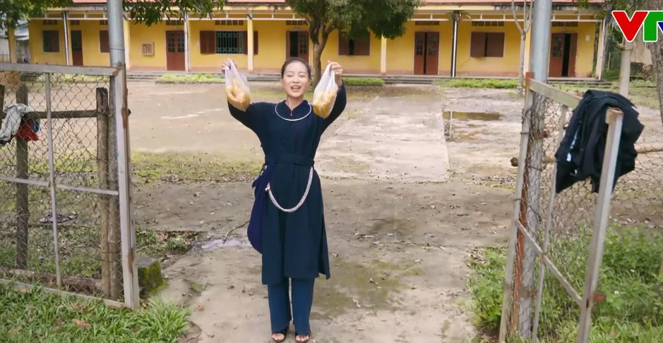 Hoa hậu Việt phát ngôn tranh cãi: Phải bôi kem chống nắng trước khi ăn