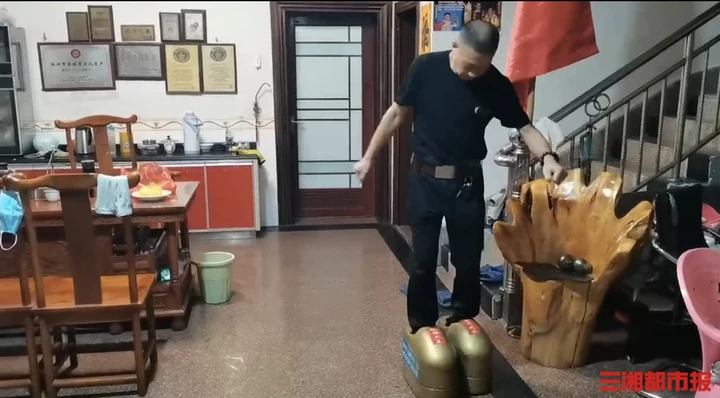 Học phim kiếm hiệp, lão nông Trung Quốc đi giày sắt 300kg tập khinh công