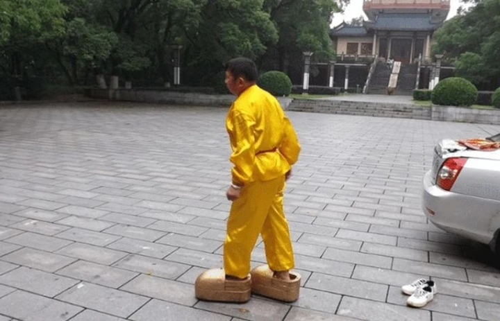 Học phim kiếm hiệp, lão nông Trung Quốc đi giày sắt 300kg tập khinh công
