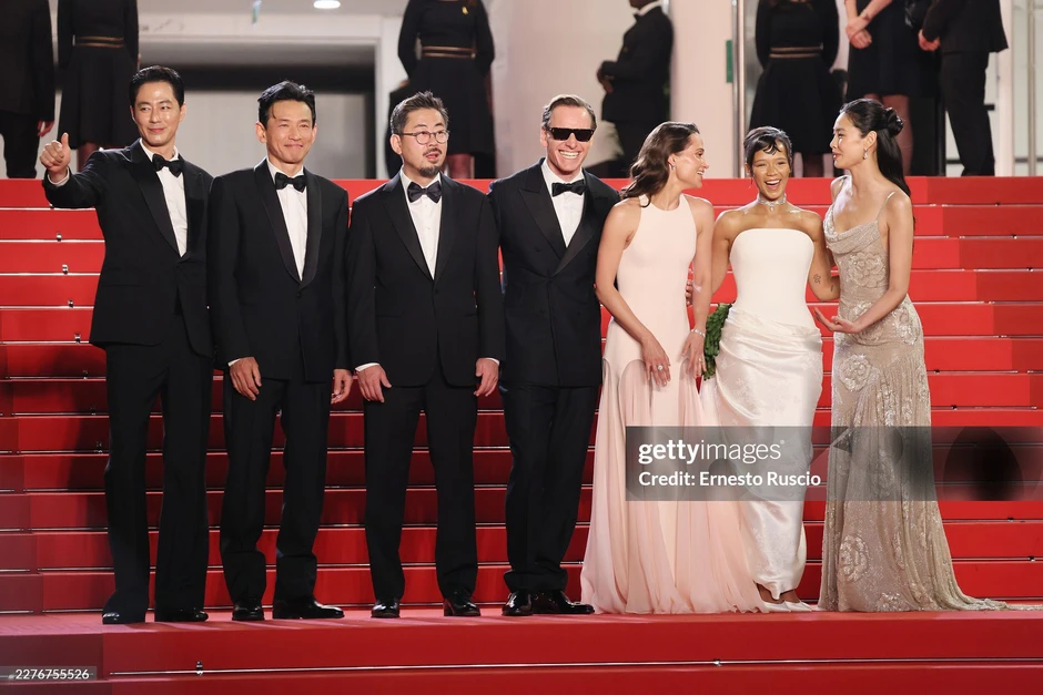 Hope hay xuất sắc nhận tràng vỗ tay 6 phút ở Cannes
