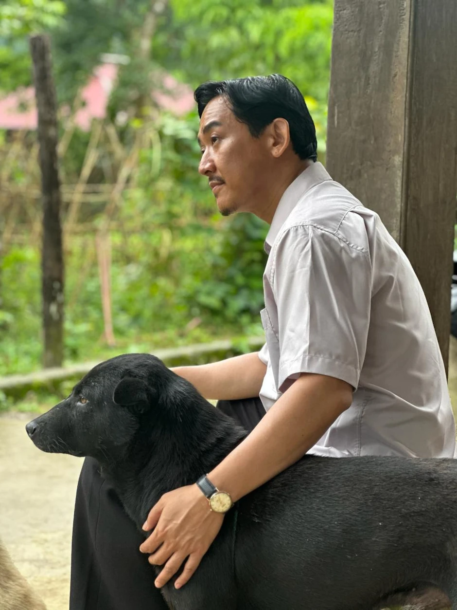 Hứa Vĩ Văn như xé sử bước ra trong Tận Hiến