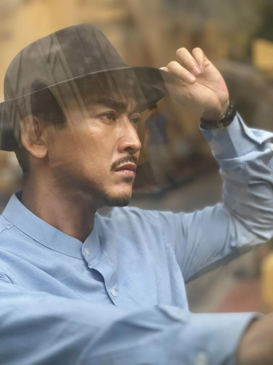 Hứa Vĩ Văn như xé sử bước ra trong Tận Hiến