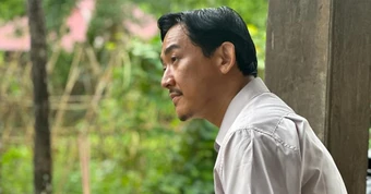 Hứa Vĩ Văn như xé sử bước ra trong Tận Hiến