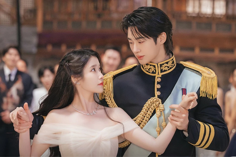 IU và Byeon Woo Seok đồng loạt xin lỗi IU và Byeon Woo Seok đồng loạt xin lỗi