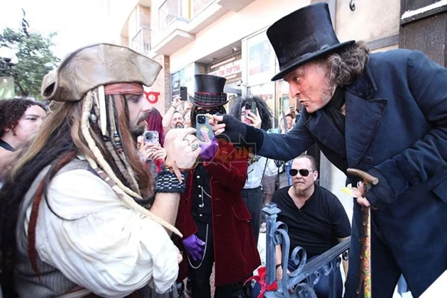 Johnny Depp Gây Bão Comic-Con 2026 Với Màn Trêu Đùa Cosplayer Edward Scissorhands