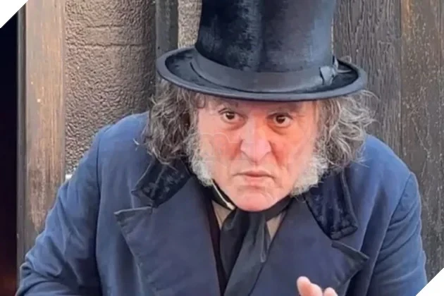 Johnny Depp Gây Bão Comic-Con 2026 Với Màn Trêu Đùa Cosplayer Edward Scissorhands
