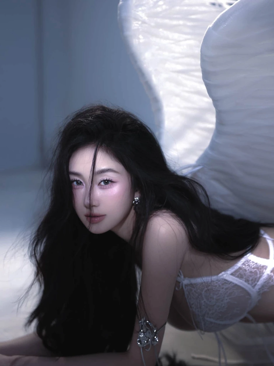 Jun Vũ ngày càng mướt mắt, đối lập gương mặt thơ ngây