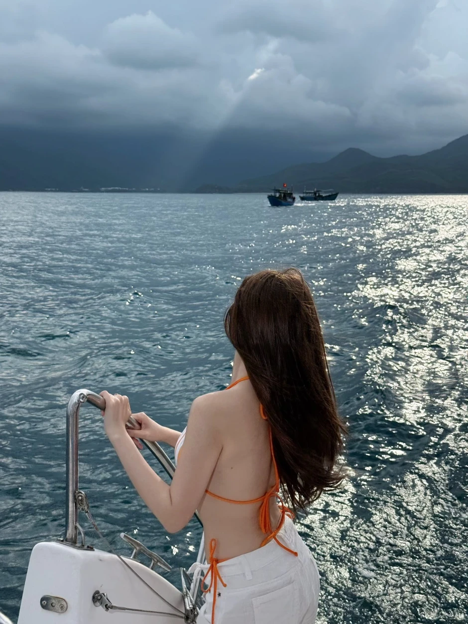 Khổng Tú Quỳnh đốt cháy mùa hè với bikini rực rỡ, visual làm netizen "say sóng"