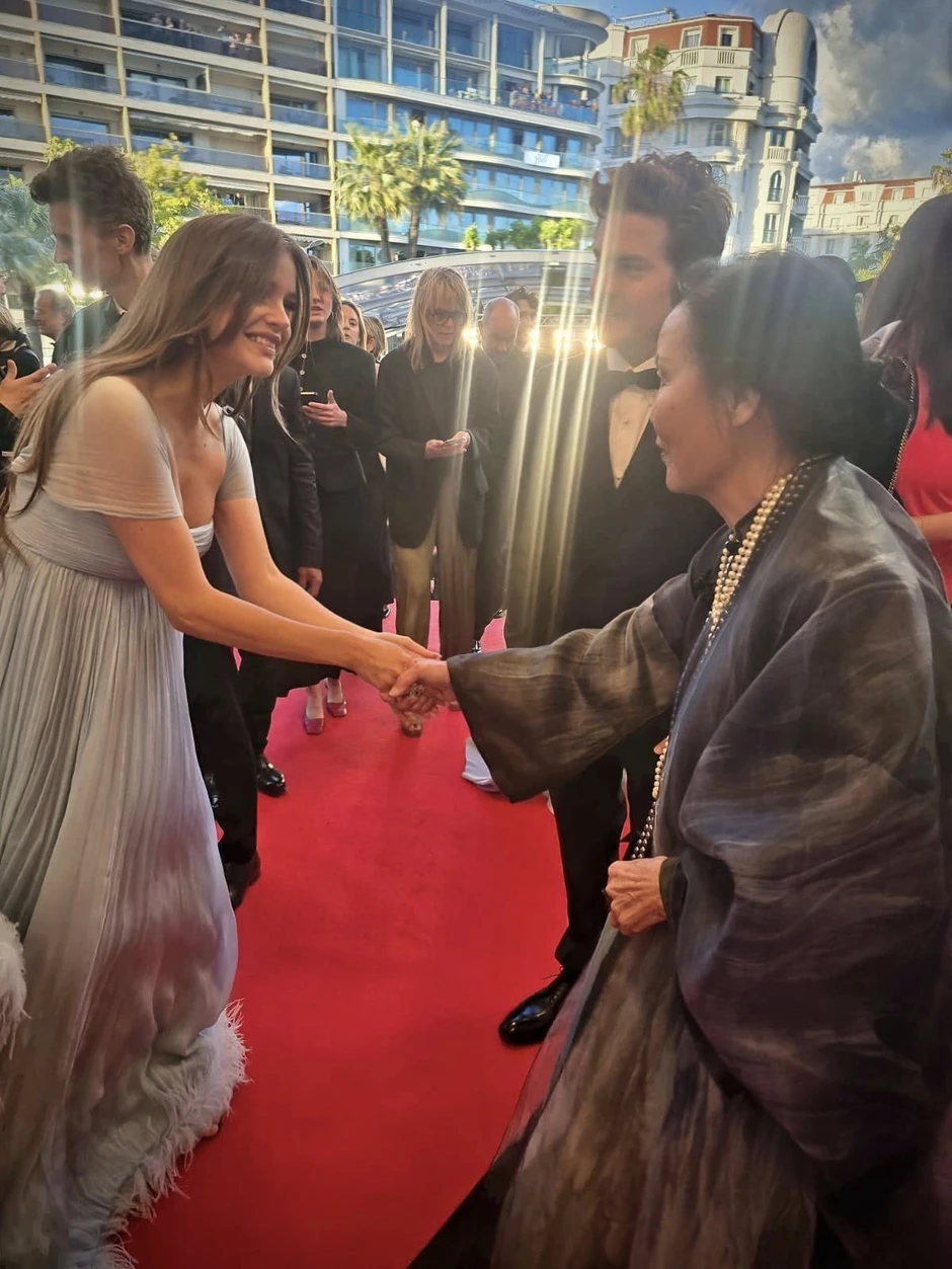 Kiều Chinh tỏa sáng với áo dài trên thảm đỏ Cannes 2026