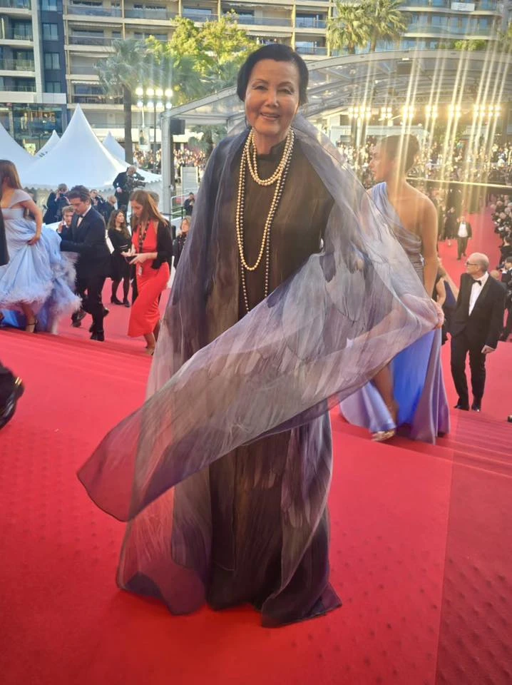 Kiều Chinh tỏa sáng với áo dài trên thảm đỏ Cannes 2026