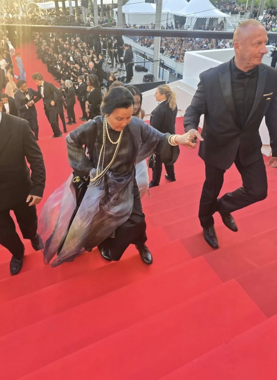 Kiều Chinh tỏa sáng với áo dài trên thảm đỏ Cannes 2026