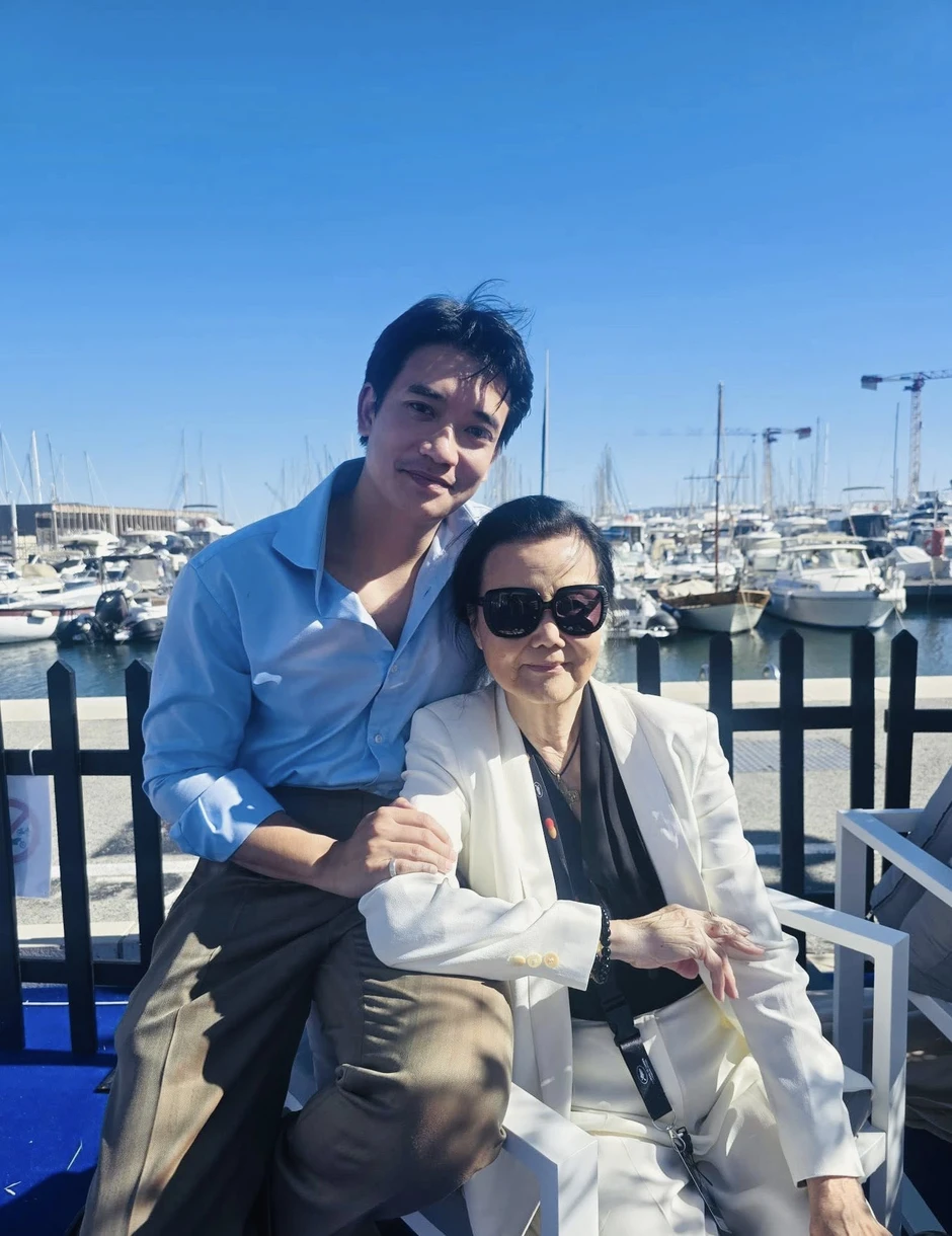 Kiều Chinh tỏa sáng với áo dài trên thảm đỏ Cannes 2026