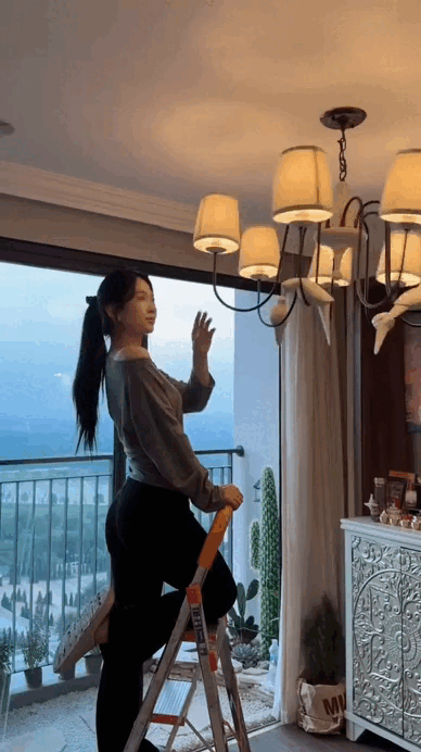 Lê Bống: 1 mình sống 10 cuộc đời Lê Bống: 1 mình sống 10 cuộc đời