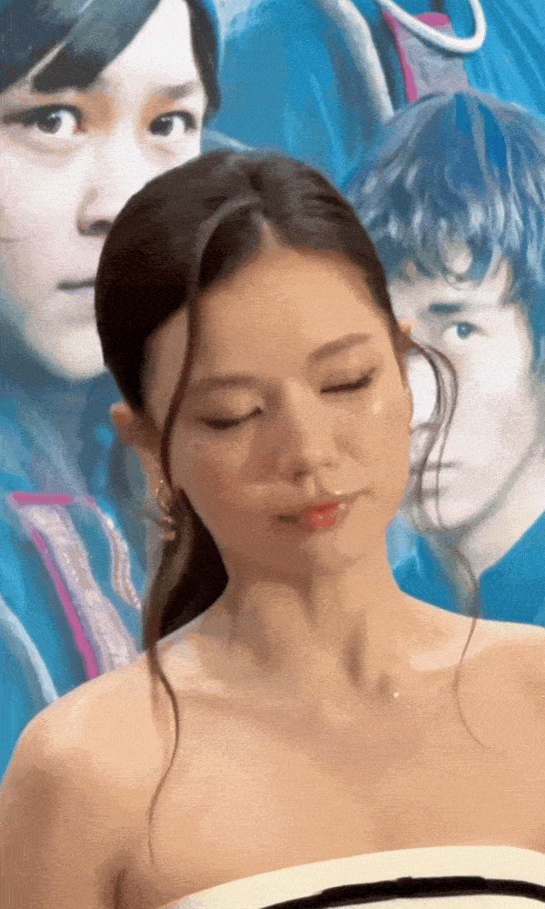 Lê Hạ Anh đích thị là đoá hoa đẹp nhất giữa rừng hoa