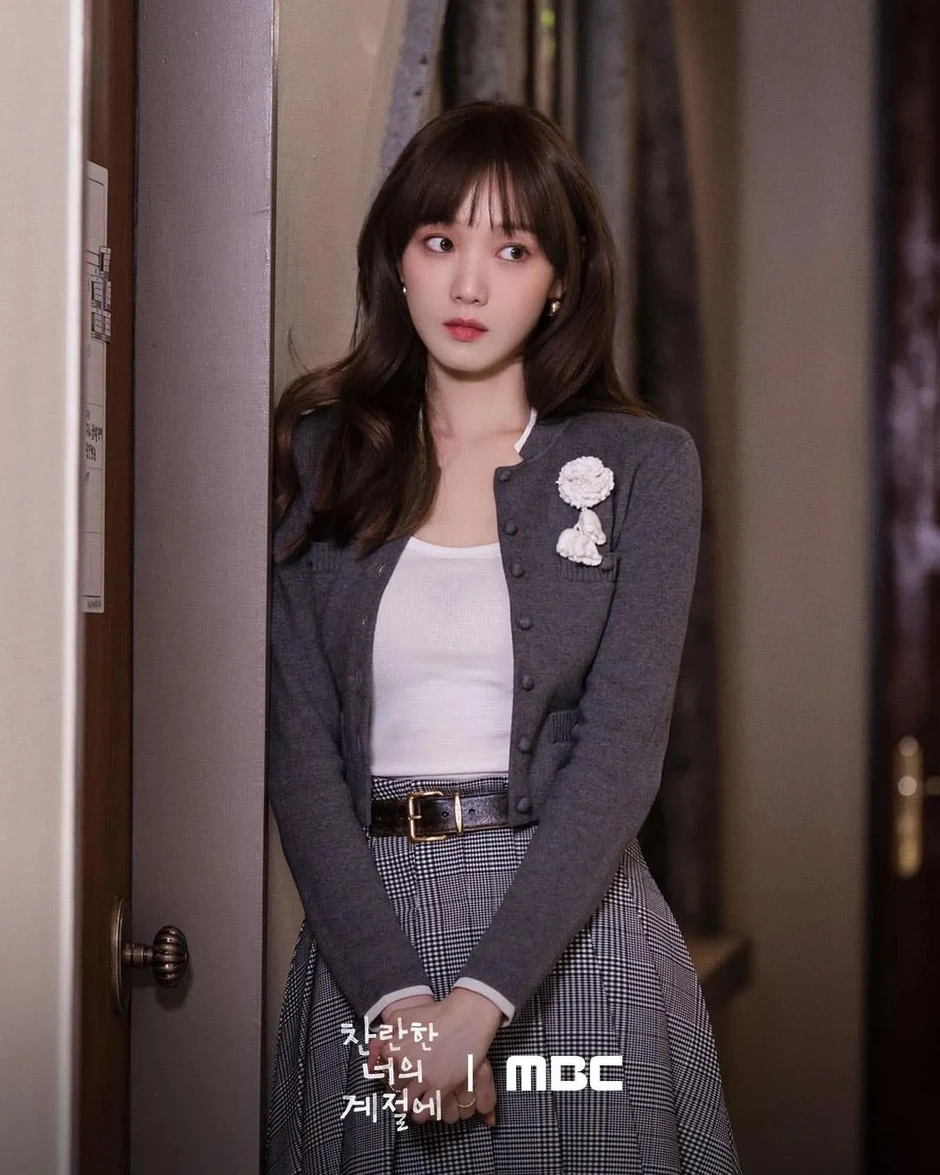 Lee Sung Kyung tỏa sáng với nhan sắc rạng ngời và thần thái đầy cuốn hút trên màn ảnh Lee Sung Kyung tỏa sáng với nhan sắc rạng ngời và thần thái đầy cuốn hút trên màn ảnh