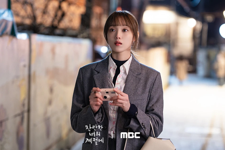 Lee Sung Kyung tỏa sáng với nhan sắc rạng ngời và thần thái đầy cuốn hút trên màn ảnh Lee Sung Kyung tỏa sáng với nhan sắc rạng ngời và thần thái đầy cuốn hút trên màn ảnh