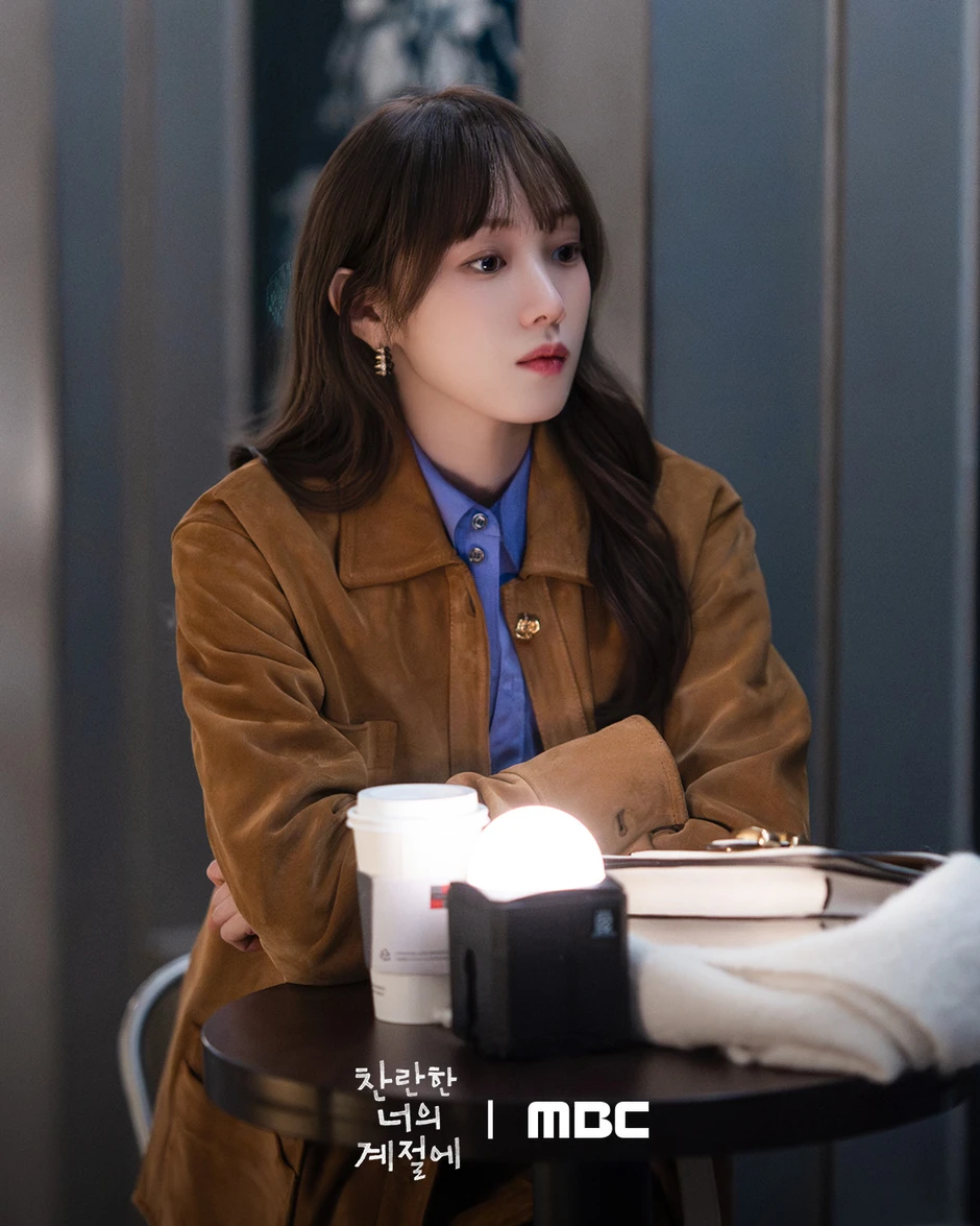 Lee Sung Kyung tỏa sáng với nhan sắc rạng ngời và thần thái đầy cuốn hút trên màn ảnh Lee Sung Kyung tỏa sáng với nhan sắc rạng ngời và thần thái đầy cuốn hút trên màn ảnh