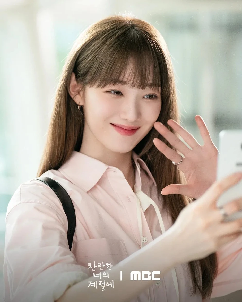 Lee Sung Kyung tỏa sáng với nhan sắc rạng ngời và thần thái đầy cuốn hút trên màn ảnh Lee Sung Kyung tỏa sáng với nhan sắc rạng ngời và thần thái đầy cuốn hút trên màn ảnh