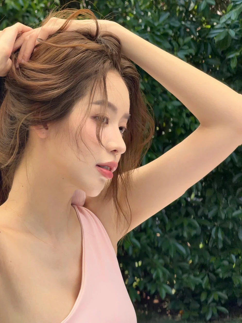 Lên đồ "nửa kín nửa hở", Hoa hậu Thanh Thủy phô trọn đường cong mướt mắt với váy hồng xuyên thấu